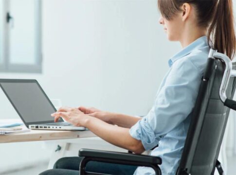 Καταγγέλλει τον αποκλεισμό κοινωνικής λειτουργού με αναπηρία από διορισμό της στην Περιφέρεια η ΣΕΑΑνΝΗρ