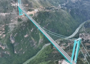 Κίνα: Δόθηκε στην κυκλοφορία η ψηλότερη γέφυρα στον κόσμο