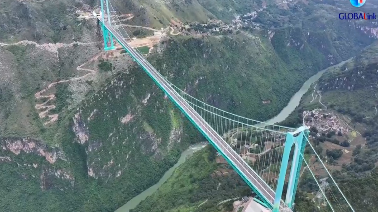Κίνα: Δόθηκε στην κυκλοφορία η ψηλότερη γέφυρα στον κόσμο