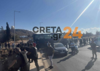 Κρήτη: Έντονη αντίδραση των ιδιοκτητών τουριστικών λεωφορείων για τα μπλόκα των αγροτοκτηνοτρόφων