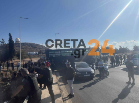 Κρήτη: Έντονη αντίδραση των ιδιοκτητών τουριστικών λεωφορείων για τα μπλόκα των αγροτοκτηνοτρόφων