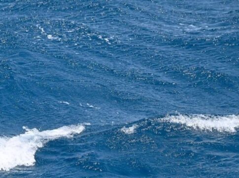 Κρήτη: Περιπέτεια για τρεις κολυμβητές που παρασύρθηκαν από τη θάλασσα