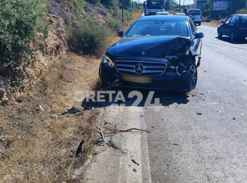 Κρήτη: Ταξί που μετέφερε οικογένεια «καρφώθηκε» σε προπορευόμενο φορτηγό