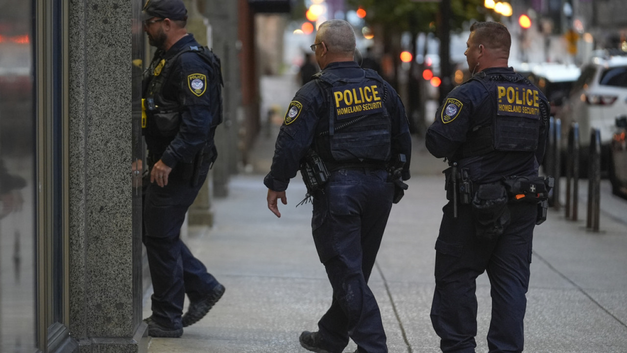 Κυβερνήτης Ιλινόι: Η κυβέρνηση Τραμπ επιθυμεί να στείλει την Εθνοφρουρά και στο Σικάγο