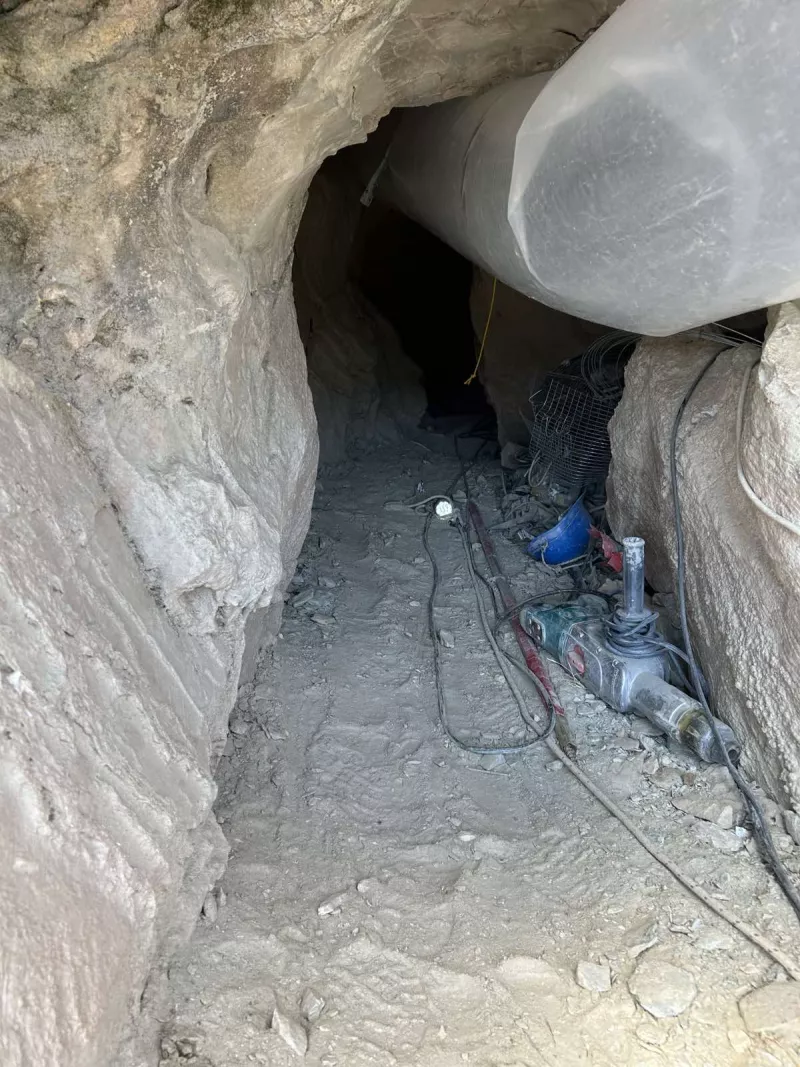 Λάρισα: Η σπηλιά που εγκλωβίστηκε ο 53χρονος - Ανταποκρίθηκε όταν του έδωσαν οξυγόνο