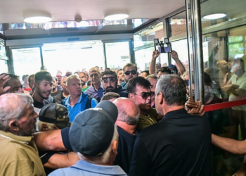 Λάρισα: Kτηνοτρόφοι διαμαρτυρήθηκαν στην Περιφέρεια για την κατάσταση με την ευλογιά