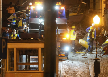Λισαβόνα: Σπάσιμο του καλωδίου προκάλεσε τη συντριβή του τελεφερίκ