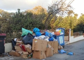 «Λόφος» σκουπιδιών στην είσοδο παιδικής χαράς