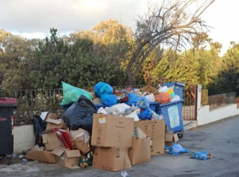 «Λόφος» σκουπιδιών στην είσοδο παιδικής χαράς
