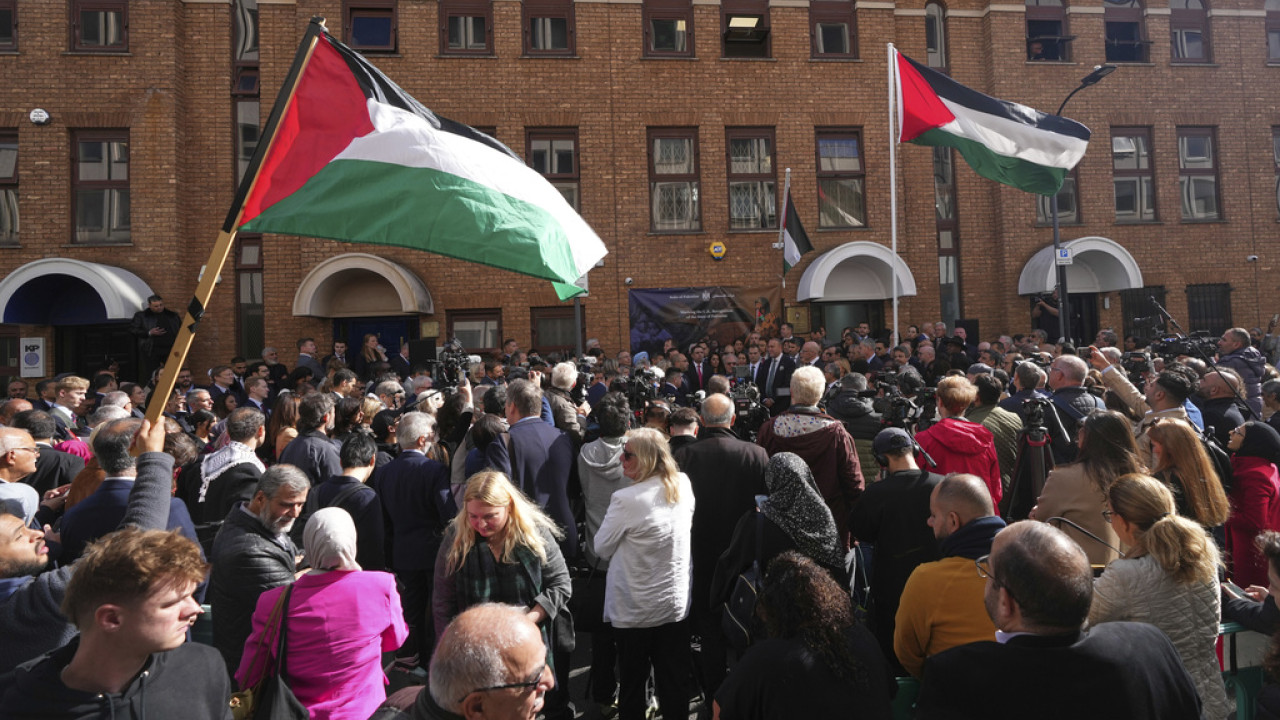 Λοονδίνο-Παλαιστινιακή αποστολή: Υψώνει τη σημαία - Βίντεο