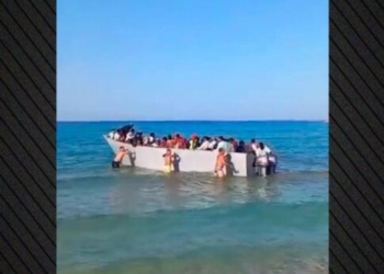 Λουόμενοι διώχνουν μετανάστες που φτάνουν στη Γαύδο – Δείτε παραλία του νησιού γεμάτη βάρκες