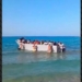 Λουόμενοι διώχνουν μετανάστες που φτάνουν στη Γαύδο – Δείτε παραλία του νησιού γεμάτη βάρκες