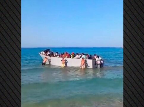 Λουόμενοι διώχνουν μετανάστες που φτάνουν στη Γαύδο – Δείτε παραλία του νησιού γεμάτη βάρκες