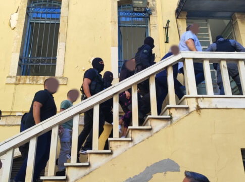 Μαφία της Κρήτης: Απολογούνται 17 άτομα, ανάμεσά τους οι δύο αδερφοί φερόμενοι ως αρχηγοί – Ένας προφυλακιστέος μέχρι στιγμής