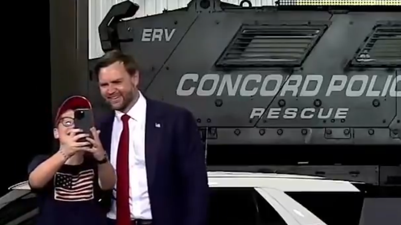 Μαθητής έκανε κοπάνα για να δει τον Βανς και του ζήτησε σέλφι