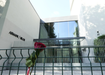 Με ένα κόκκινο τριαντάφυλλο, το Μιλάνο αποχαιρετά τον Τζόρτζιο Αρμάνι