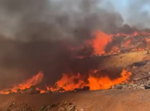 Μεγάλη φωτιά στο ΧΥΤΑ Αγίου Νικολάου – Καίει ανεξέλεγκτη, σηκώθηκε ελικόπτερο (βίντεο)