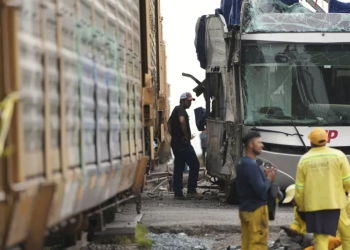 Μεξικό: Τρένο παρέσυρε διώροφο λεωφορείο, τουλάχιστον 10 νεκροί και 61 τραυματίες