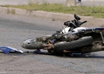 Μηχανάκι έπεσε σε προπορευόμενο αγροτικό στον ΒΟΑΚ – Στο νοσοκομείο ο μοτοσικλετιστής