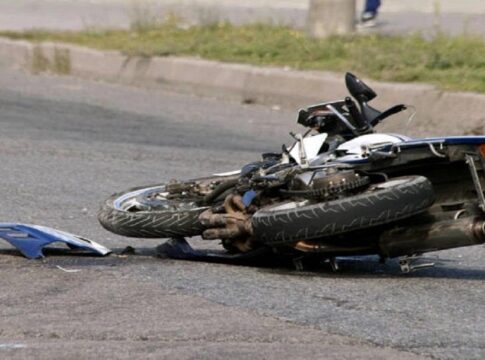 Μηχανάκι έπεσε σε προπορευόμενο αγροτικό στον ΒΟΑΚ – Στο νοσοκομείο ο μοτοσικλετιστής