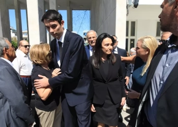 Μνημόσυνο Λένας Σαμαρά: Στο Α’ Νεκροταφείο η οικογένειά της