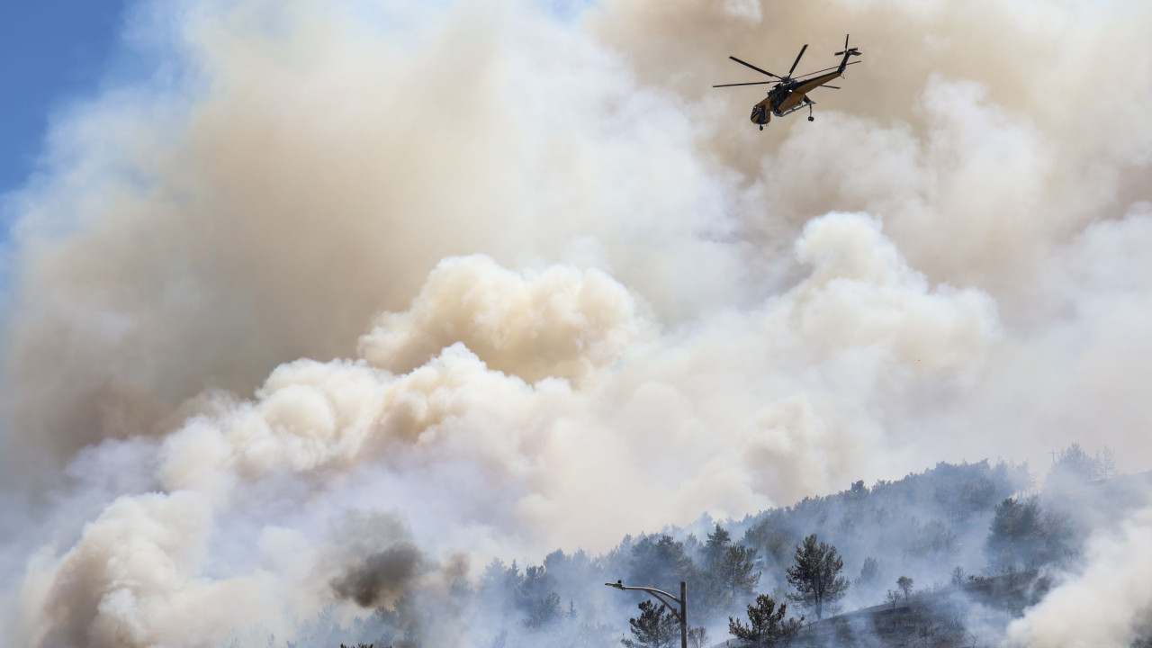 Μυτιλήνη: Οι ενισχυμένοι άνεμοι δυσχεραίνουν την κατάσβεση της φωτιάς στη Βρίσα