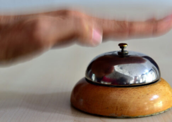 “Nα σταματήσει η διάκριση με τους μετακλητούς υπαλλήλους από τρίτες χώρες”