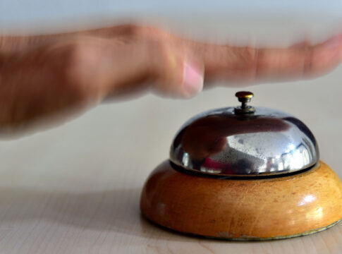 “Nα σταματήσει η διάκριση με τους μετακλητούς υπαλλήλους από τρίτες χώρες”