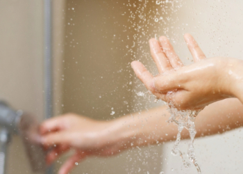 Ντους το πρωί ή το βράδυ; Ποια είναι η καλύτερη ώρα για να πλενόμαστε