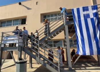 Ο Δήμαρχος και η τεράστια σημαία που φαίνεται μέχρι την Ρίγα
