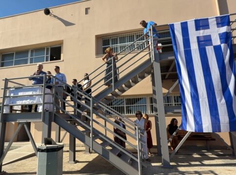 Ο Δήμαρχος και η τεράστια σημαία που φαίνεται μέχρι την Ρίγα