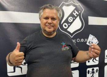 Ο Δημήτρης Χαραλαμπάκης πήρε την κάρτα ενίσχυσης της ομάδας βόλεϊ του ΟΦΗ – Στήριξε και εσύ την προσπάθεια
