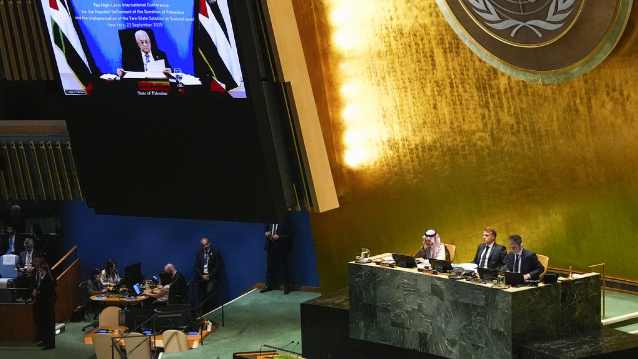 Ο Μαχμούντ Αμπάς κάλεσε τη Χαμάς να παραδώσει τα όπλα της