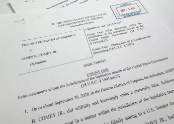 Ο πρώην διευθυντής του FBI Τζέιμς Κόμι κατηγορείται για παρεμπόδιση της δικαιοσύνης και ψευδείς δηλώσεις