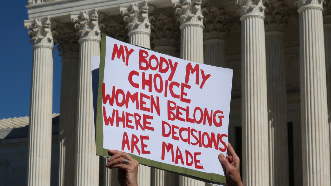 Ο Ρόμπερτ Κένεντι Τζούνιορ θέτει υπό αμφισβήτηση και το φάρμακο για τις αμβλώσεις