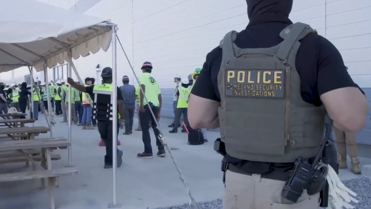 Ο Τραμπ προειδοποιεί τις ξένες εταιρείες μετά την αντιμεταναστευτική έφοδο