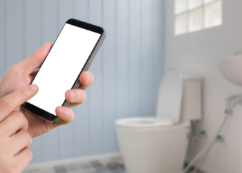 Οι ειδικοί προειδοποιούν: Το πολύ κινητό στην τουαλέτα μπορεί να προκαλέσει αιμορροΐδες