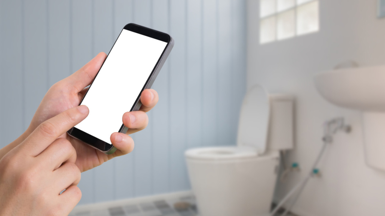 Οι ειδικοί προειδοποιούν: Το πολύ κινητό στην τουαλέτα μπορεί να προκαλέσει αιμορροΐδες
