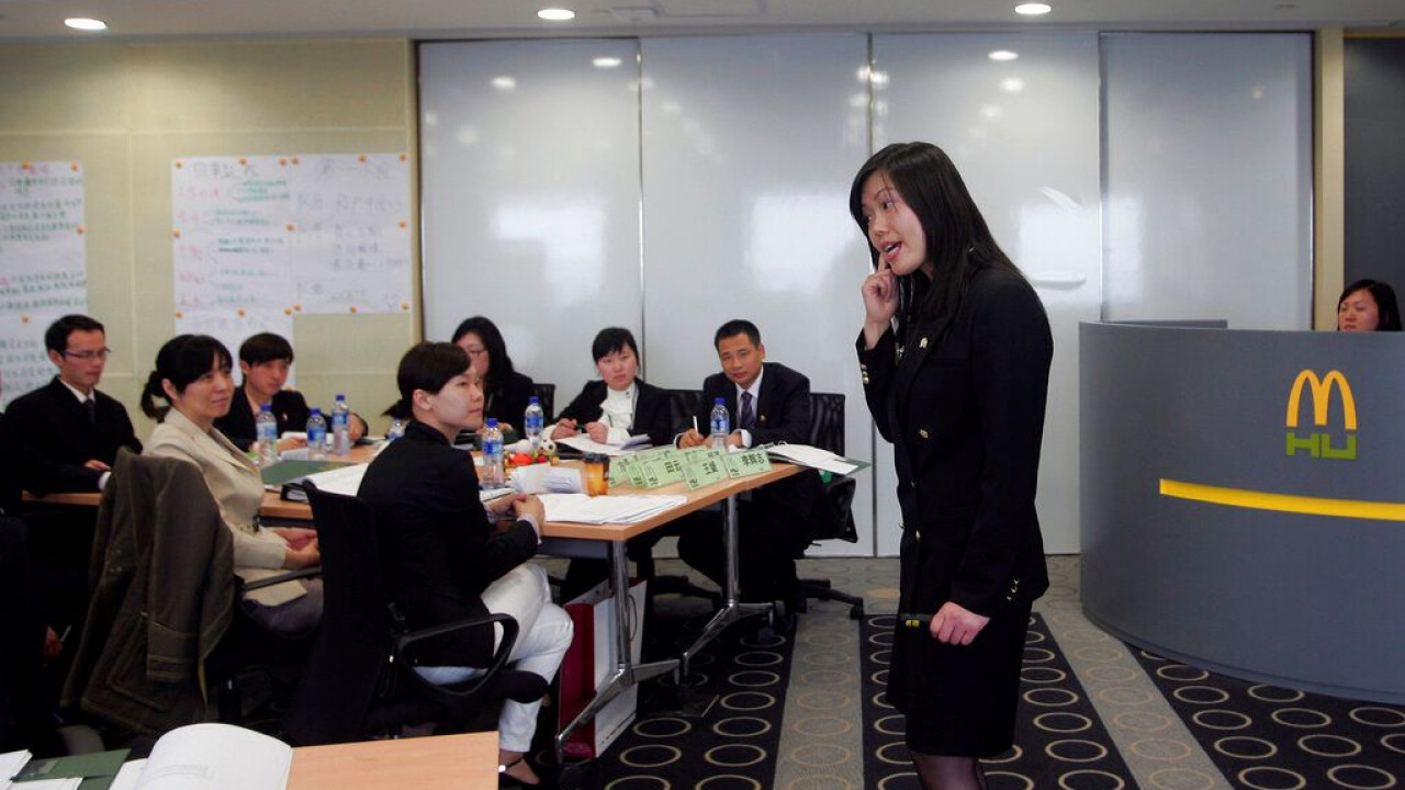 Πανεπιστήμιο.. McDonald's στην Κίνα εκπαιδεύει χιλιάδες «ταλέντα» κάθε χρόνο 