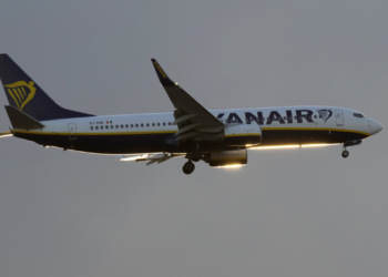 Πανικός στον αέρα, επιβάτες της Ryanair άρχισαν να τρώνε τα διαβατήριά τους