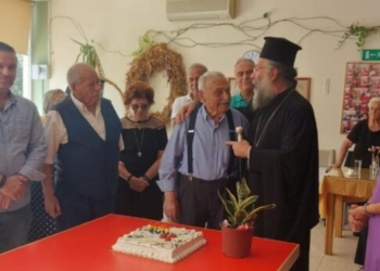 Παππούς από το Ρέθυμνο γιόρτασε τα 100 του χρόνια – Τα 3 κεράκια στην τούρτα των γενεθλίων και η έκπληξη