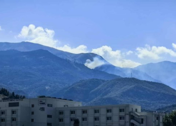 Πάτρα: Φωτιά στο Παναχαϊκό όρος