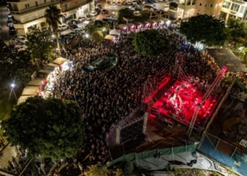 Πλημμύρισε με κόσμο η πλατεία Μιχ. Κατσαμάνη στη συναυλία των Πυξ Λαξ