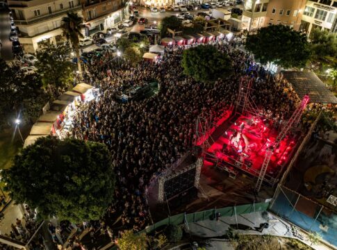 Πλημμύρισε με κόσμο η πλατεία Μιχ. Κατσαμάνη στη συναυλία των Πυξ Λαξ