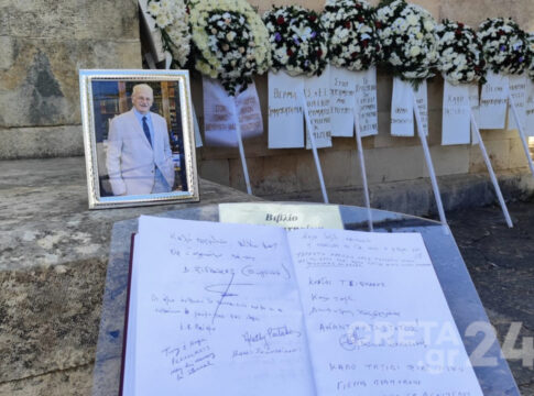 Πλήθος κόσμου στο τελευταίο αντίο στον Νίκο Παπαδάκη