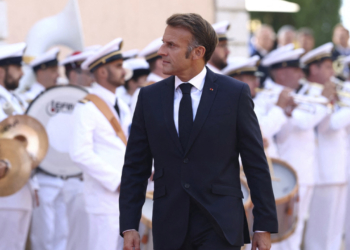 Politico: Θα μπορούσε να σώσει τη Γαλλία η «πυρηνική λύση» της παραίτησης Μακρόν;