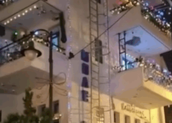 Πολυκατοικία στη Θεσσαλονίκη στόλισε ήδη για τα Χριστούγεννα (Βίντεο)