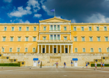 Πρωταθλητές στη δυσπιστία για το πολιτικό σύστημα οι Έλληνες