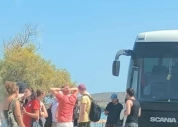Ρέθυμνο: Αναστάτωση λόγω βλάβης σε λεωφορείο – Τουρίστες κατέβηκαν στον δρόμο (φωτογραφία)