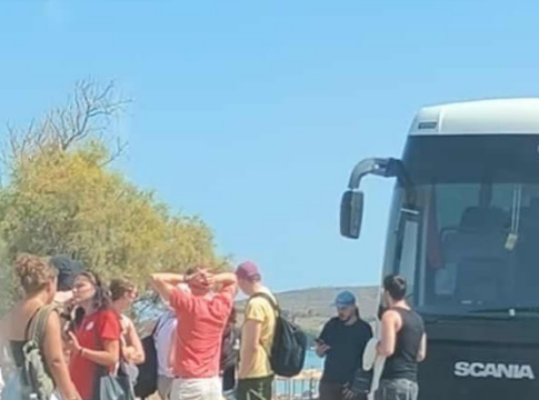 Ρέθυμνο: Αναστάτωση λόγω βλάβης σε λεωφορείο – Τουρίστες κατέβηκαν στον δρόμο (φωτογραφία)